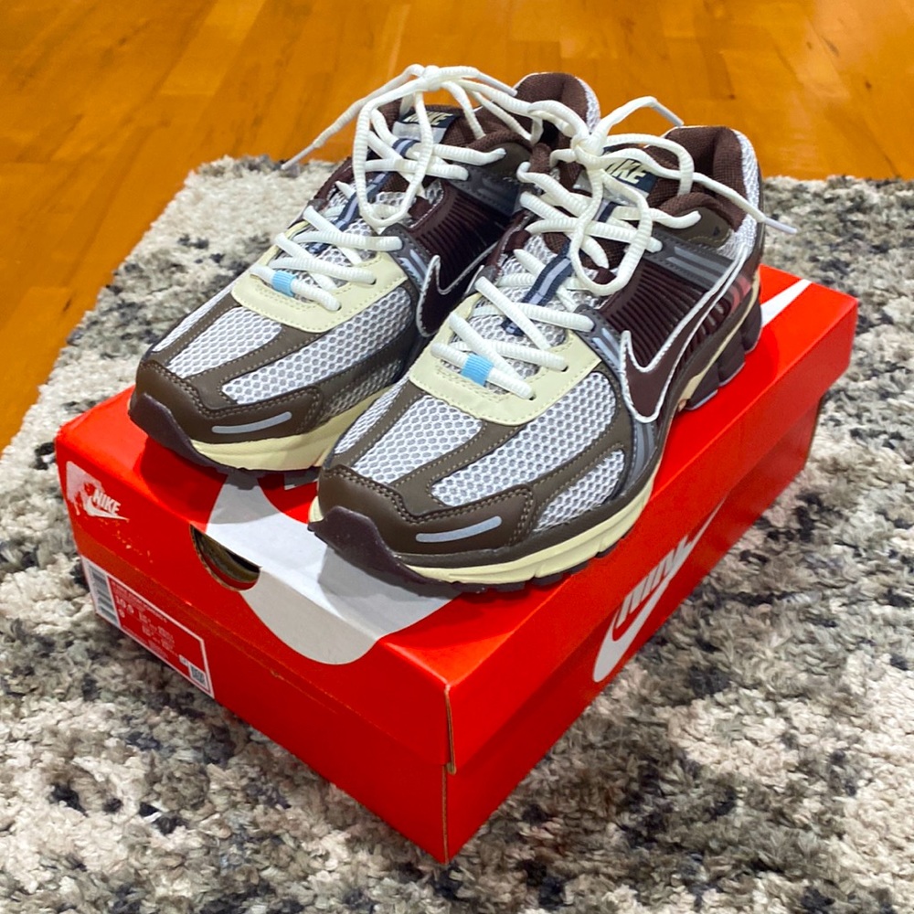 Nike Zoom Vomero 5 Earth Fossil (Women's) New